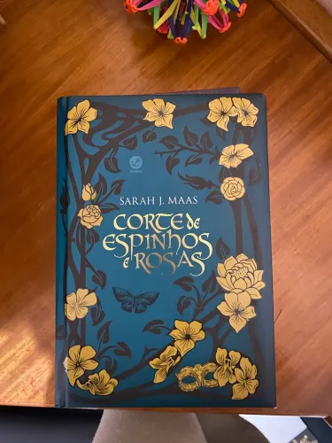 Livro corte de espinhos e rosas