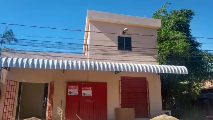 vende-se exelente prédio com 4 kitnets,2 pontos comerciais $350.000,00,rentabilidade certa
