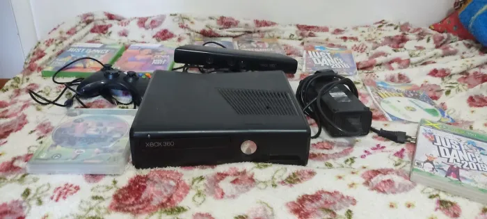 Xbox 360 Slim Destravado com 8 jogos é controle