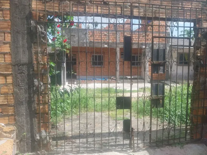 Vendo casa de 2 andares com terreno medindo 16 x 25 aceito carro como parte do pagamento