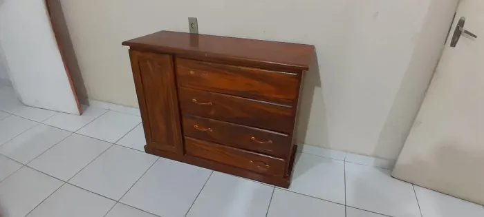 Cômoda de madeira 