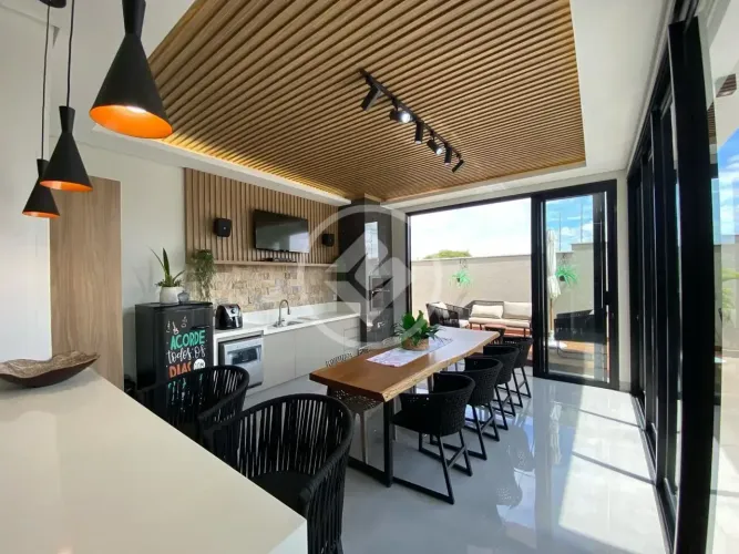 Casa em Condomínio à Venda com 3 Quartos, sendo 3 Suítes - 200m² - Laranjeiras - Uberlândi