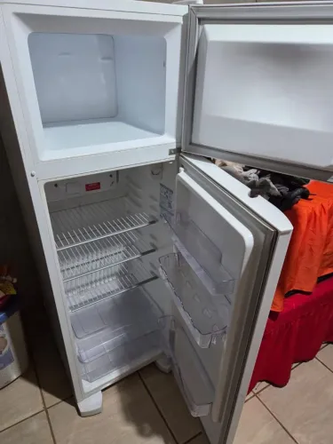 Geladeira Electrolux super conservada e funcionando perfeitamente!