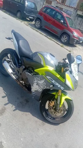 Cbr 600F em dia meu nome 2 pneus novos pintura zera elétrica estática linda e impecavel