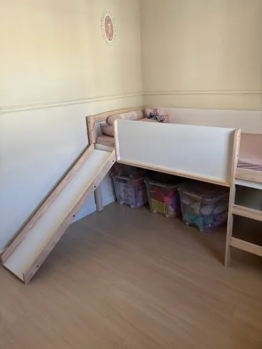Cama alta com escorregador e lousa 