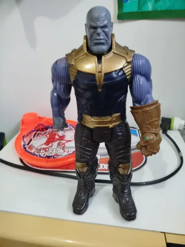 Boneco Thanos fala frases 