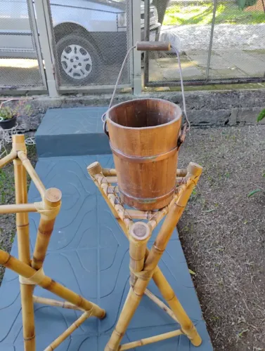 Tripé de bambu para colocar folhagem