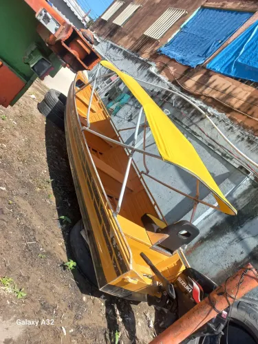 Lancha com motor 15 com 4 meses de uso