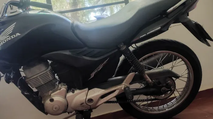 Moto impecável pro uso do dia dia só montar e andar