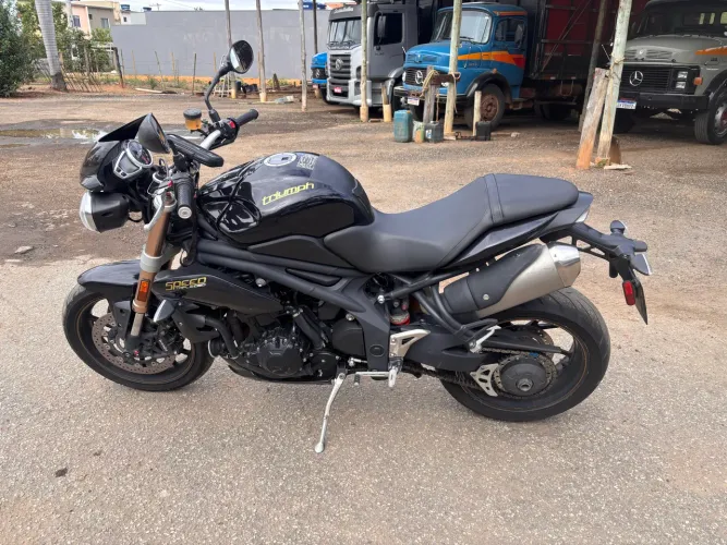 Moto Triumph muito nova