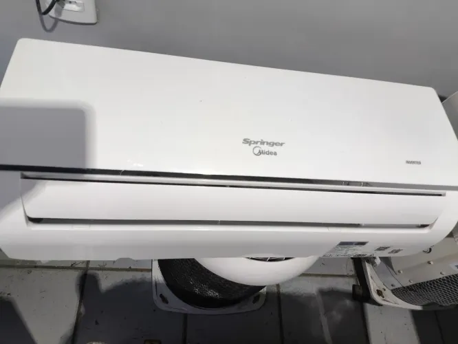 Ar condicionado inverter 12.000 BTUs Midea com instalação inclusa 