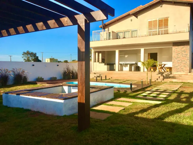 Ótima casa com piscina à venda em Itaí-Sp