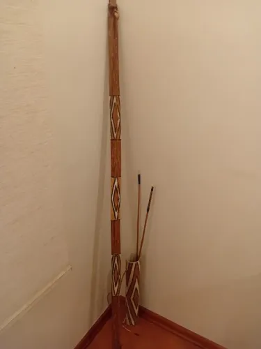 Arco e flexa decorativo original indigena. Antigo
