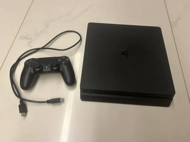 Videogame PlayStation 4 acompanhado com controle e cabo HDMI 