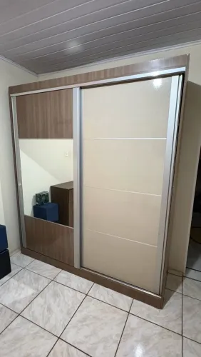 Guarda-roupa com espelho