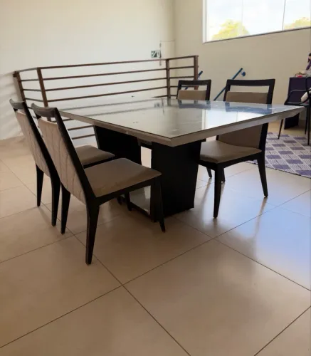 Mesa com cadeiras muito barata