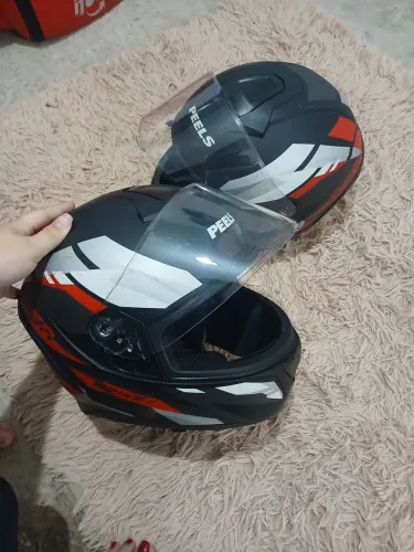 Vende-se 2 capacetes da Peels