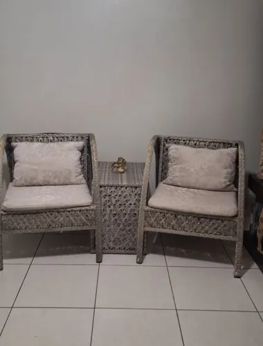 Conjunto de 2 poltronas de vime com mesa de centro