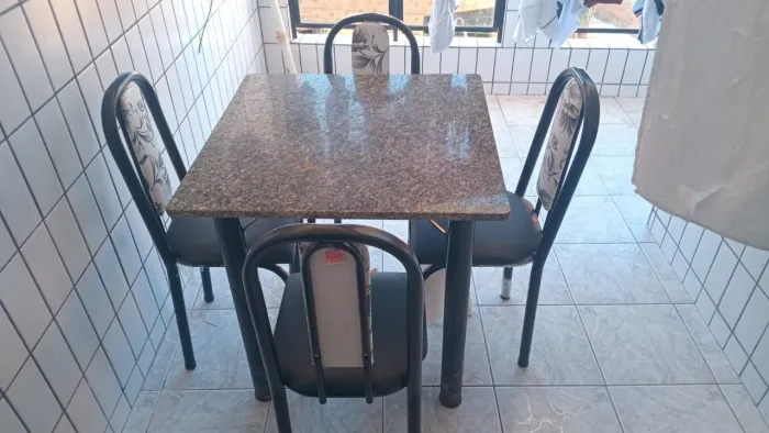 Mesa com 4 cadeiras