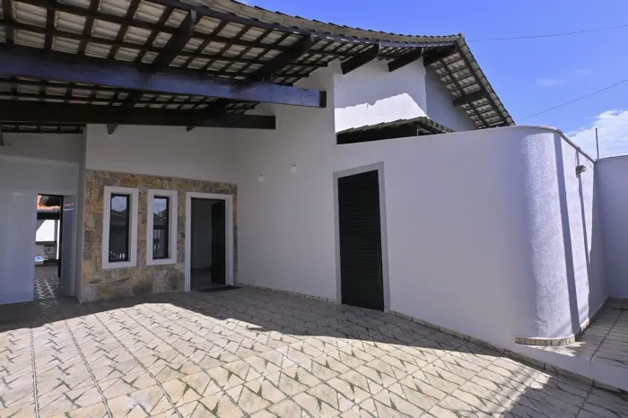 Casa à Venda em Balneário Sambura, Peruíbe - SP