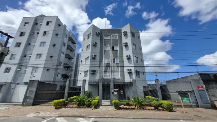 Apartamento no Bom Retiro com 1 suíte, armários na cozinha e 1 vaga de garagem.