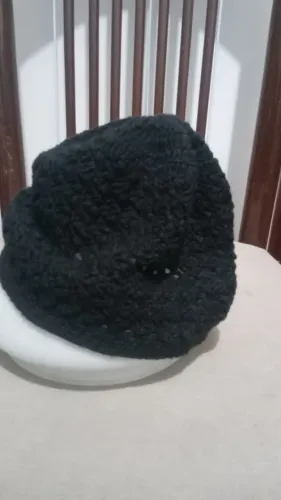 Gorro de crochê preto de lá quentinho