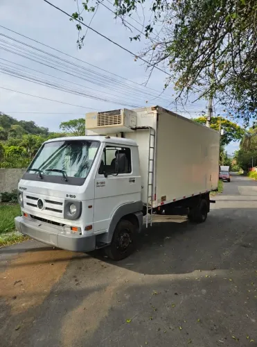 Volkswagen 8-150 com baú refrigerado