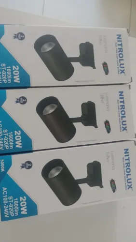 Luminária de trilho tenho três na caixa