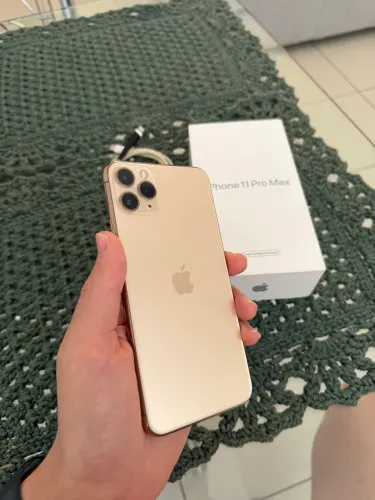 Vendo iPhone 11 Pro Max 256gb sem detalhes 