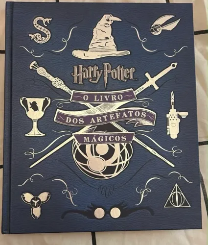 Livro Harry Potter "O Livro dos Artefatos Mágicos"