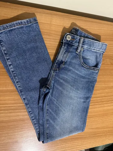 Calça jeans e camiseta Gap
