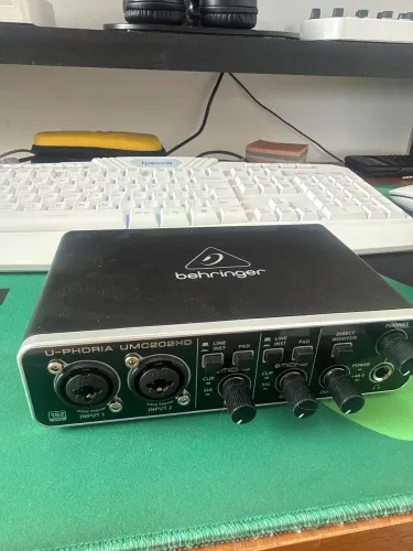 Interface De Áudio Behringer U-phoria Umc202 Preta 2ª Geração