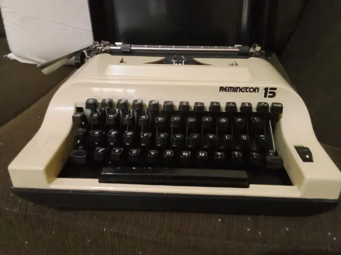 Máquina de datilografia Remington 15
