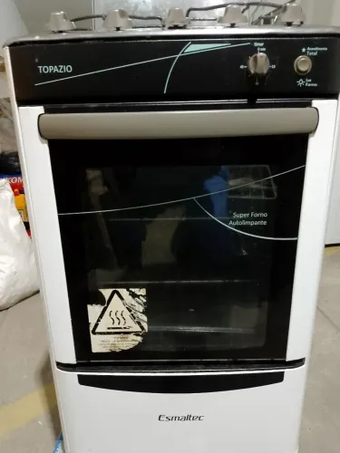 Fogão Esmaltec Topázio com forno super autolimpante.