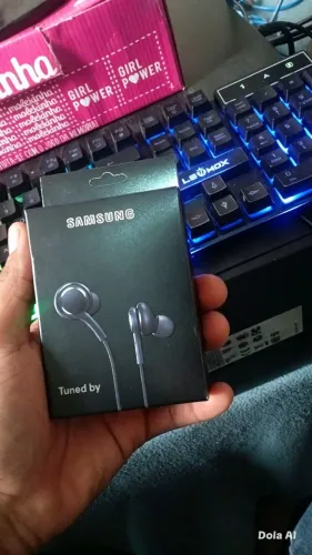 Fones de ouvido Samsung com microfone.