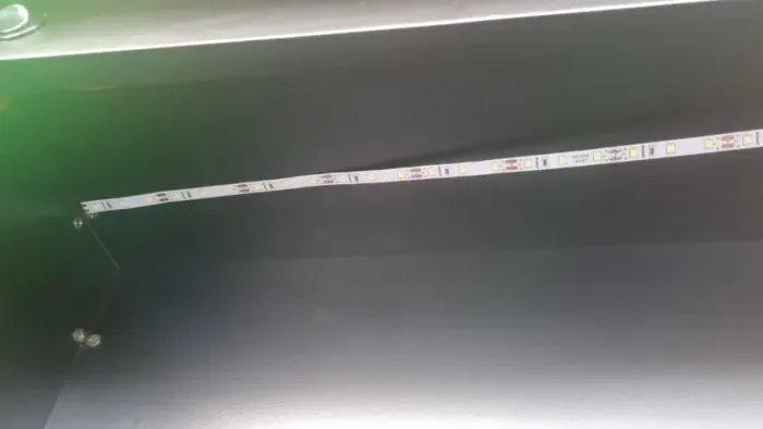 MESA PARA ESCRITORIO COM LED E 2 TOMADAS.