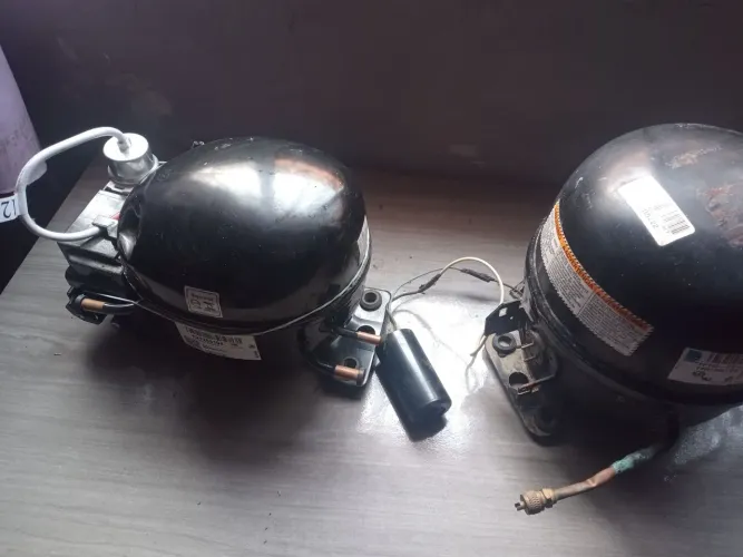 Vendo esses motores pra freezer e geladeira.Um deles está novo,na caixa.