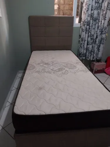 Cama de solteiro com cabeceira