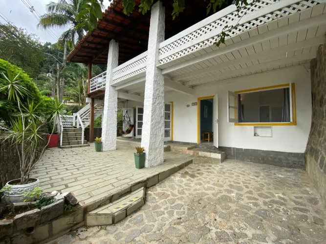 Viva o privilégio de morar entre a montanha e o mar, no coração da Costa Verde
