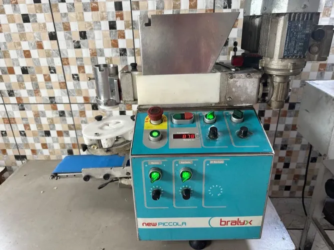 Máquina de salgados. 