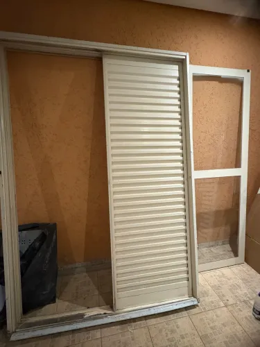 Vendo porta de correr de alumínio