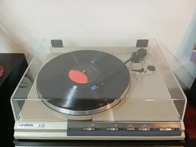 Toca Discos Gradiente B25