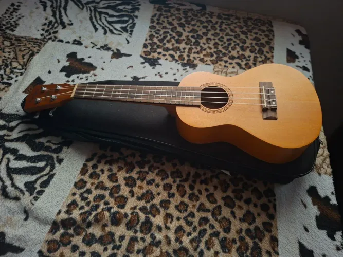 UKULELE CONCERT SHELBY + CAPA ACOLCHOADA 