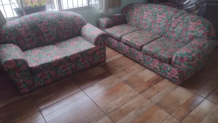 Sofás dois e três lugares super confortáveis