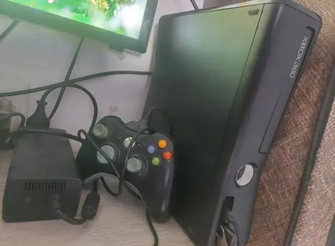 Xbox 360 slim com 3 controles e com mais de 20 jogos