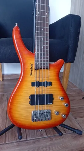 Baixo Elétrico 5 cordas Strinberg