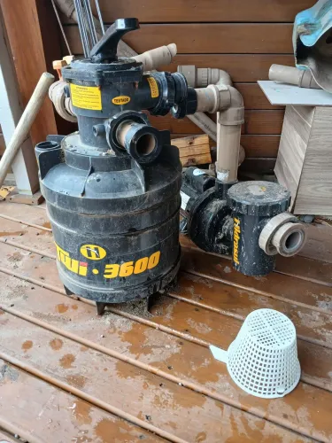 Vendo bomba e filtro para piscina usados.
