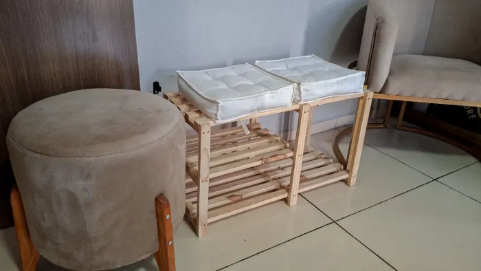 Sapateira de pinus com almofadas futon