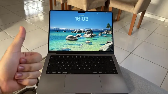 MacBook Pro 14 polegadas com chip Apple M1 Pro, 16 GB de memoria RAM e SSD de 512 GB.