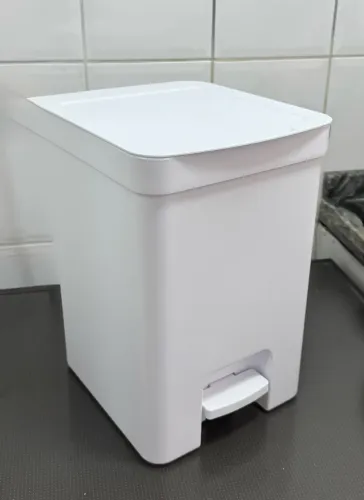 Lixeira Com Pedal Branco 12L Trium, marca OU.